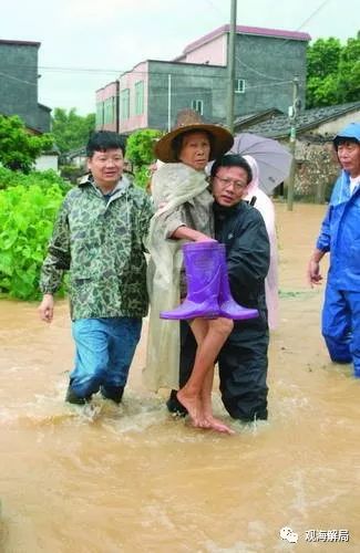 (穿黑衣者即周乐荣)