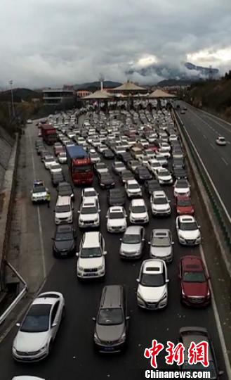京港澳高速公路上自湖南进入广东的车流。交警部门提供