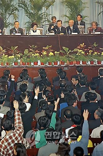 1998年,韩国前总统金大中在北京大学演讲。(图片来源:韩联社)