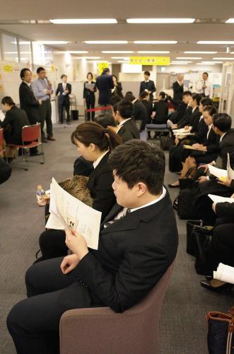 等待日本企业面试的中国留学生。(图:日本《中文导报》/尤锡川 摄)