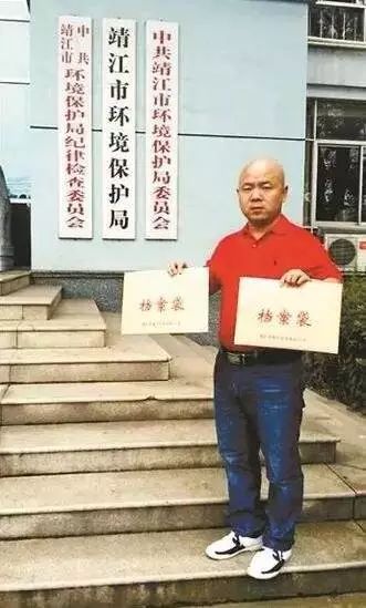 ▲周建刚的一记举报,让靖江“毒地”的黑幕被揭开。 他因此获得国内创纪录的30万奖励,这是目前对环境违法举报的最高奖励金额。
