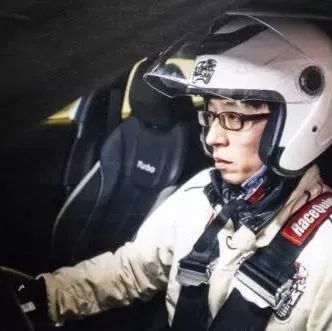 考官吓一跳，赛车手来考驾照把驾校车当跑车练习，尾气呼呼直喷！