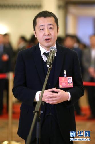 3月11日,十三届全国人大一次会议在北京人民大会堂举行第三次全体会议。这是全国人大代表贾樟柯在“代表通道”接受采访。新华社记者 金立旺 摄
