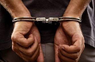 俩9岁男孩被枕头压头、绑住手脚、扒下裤子用