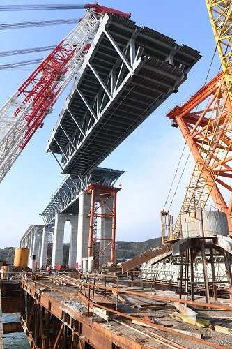 2018年1月22日平潭海峡公铁两用大桥首跨3400吨钢桁梁成功架设。新华社记者 林善传 摄