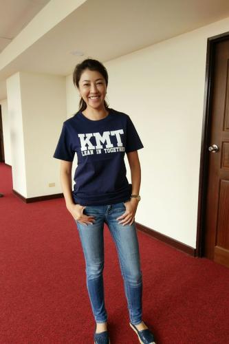 KMT帽T推出短袖版T恤,国民党民意代表许淑华示范穿着。图片来源:台湾《联合报》