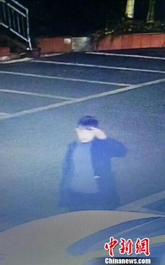 中国新闻网:男子作案后对监控“敬礼” 民警认出将其抓获(图)