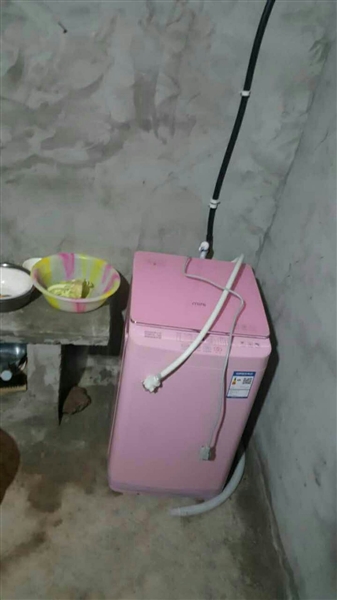 见客户家庭困难 快递小哥买台电视机送他|快递