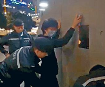 特区警方12日晚在立法会前区拘捕携枪示威者刘康。（图源：《星岛日报网》）