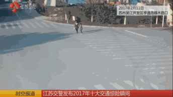 *货车突然转弯 骑手“铲球”保命