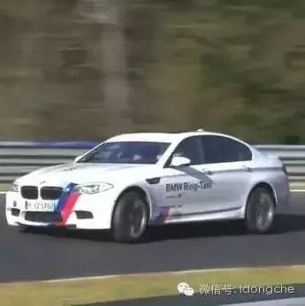 出租车误入赛车道还嫌赛车慢， 真是开挂了！