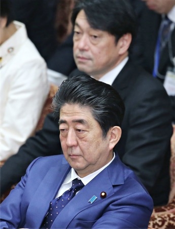 资料图：日本首相安倍晋三（下）、日本防卫相小野寺五典（上）