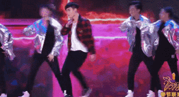 而且完全没有违和感,小编一个朋友边看边问,这个小鲜肉是谁…… ▽