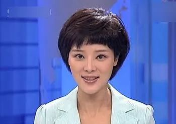 估计这个名字很多人都是很熟悉的,她是中央电视台新闻主播,一级播音员