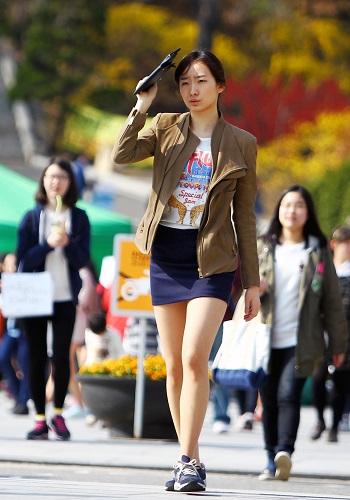 资料图片：2012年4月14日，在韩国首尔梨花女子大学，一名女孩走在校园里。新华社记者 姚琪琳 摄