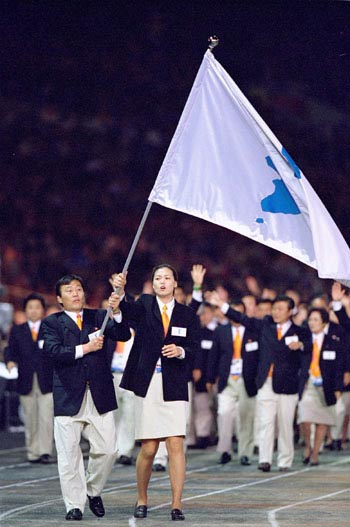 2000年悉尼奥运会，朝韩男女旗手首次举统一旗共同入场