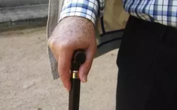 外卖小哥倒贴7趟跑腿费,请陌生视障阿伯吃午餐