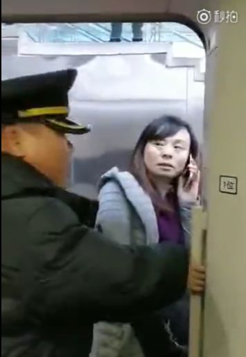女子以等老公为名疯狂阻拦高铁 已交由警方处理