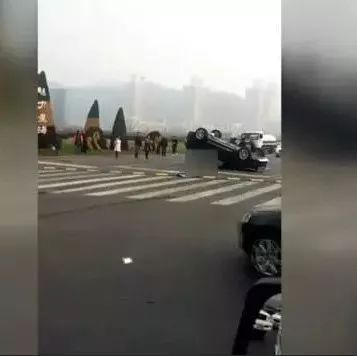 SUV侧翻女子被甩出车外 惨遭自家车碾压头部身亡