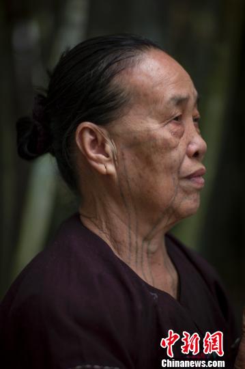 图为黎族文身老人 骆云飞 摄