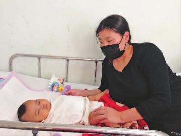 糖糖转入无菌病房,妈妈终于见到女儿 新文化特派上海记者 刘暄 摄