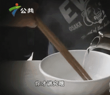 二,饭前烫碗筷 去过广东的人都知道,吃饭前要用茶水洗杯,这种已经