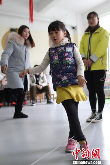 南京家长带娃齐心协力跳皮筋玩转亲子运动会