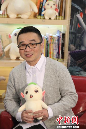 导演许诚毅在采访中不断要求媒体用四川话提问,同时还笑称,胡巴爱吃火锅、爱打麻将,非常适合成都的生活。 林冬梅 摄