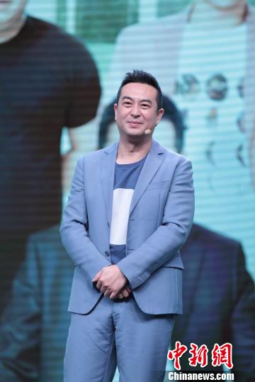张嘉译在剧中呈现了一段充满笑与泪的“中年人成长史”。 康玉湛 摄