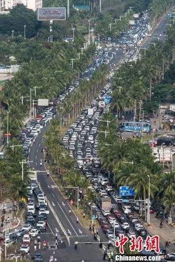 ↑图为海口市滨海大道大量车辆滞留。