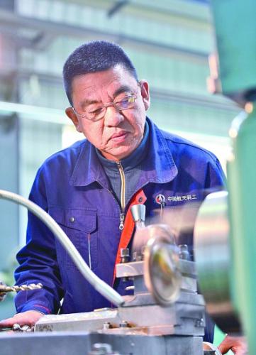 特级技师王阳在中国航天科工集团三院111厂的数控加工车间加工零部件。新华社发