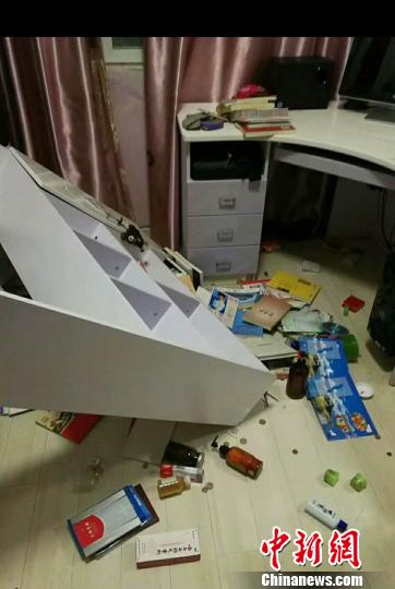 图为普洱市内一居民家中因地震散落的物品 钟欣 摄
