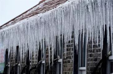 大雪过后不可掉以轻心 这些隐患要十分注意 1,小区屋檐下不要走 2,有