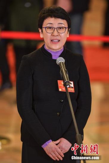 3月10日下午,全国政协十三届一次会议在北京人民大会堂举行第二场“委员通道”集中采访活动。图为全国政协委员、住房与城乡建设部副部长黄艳接受采访。 中新社记者 骆云飞 摄