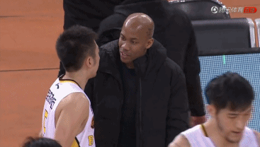 gif-闲不住!老马场边指导于澍龙 暂停指点阿巴斯