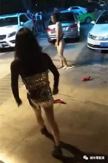 女子深夜在酒吧门口当众脱光衣服 目击者:发脾气就脱衣服了