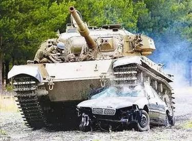 厉害了老丈人！小伙开出租车被欺负，老丈人调坦克支援