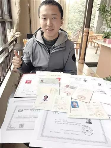 黄金水给记者展示大学期间所考的证书,给自己加油。本报记者 黄晔 摄