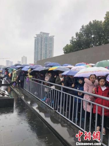 过年七天，尽管南京春雨连绵，气温偏低，但仍有不少外地游客在侵华日军南京大屠杀遇难同胞纪念馆前排起了长队。纪念馆供图