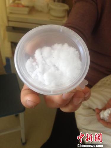 “硼砂”是看起来像白糖一样白色粉末，加上水和胶水后就可以制作成水晶泥。　刘林　摄
