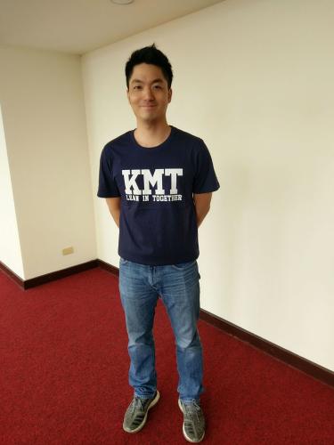 KMT帽T推出短袖版T恤,国民党民意代表蒋万安示范穿着。图片来源:台湾《联合报》