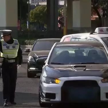 上海展开违法改装车整治，现场拆除高分贝引擎！