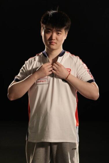 职业选手承认吃鸡开挂!压枪宏还是瞄不准人