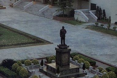 21日，位于台北市中正高中的蒋介石铜像被发现遭泼白漆。（图片来源：台媒）