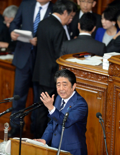 资料图片：日本首相安倍晋三（前）。新华社记者 马平 摄