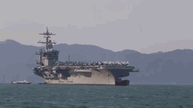  ▲3月5日，美国海军“卡尔·文森”号航母抵达越南岘港。（美联社）