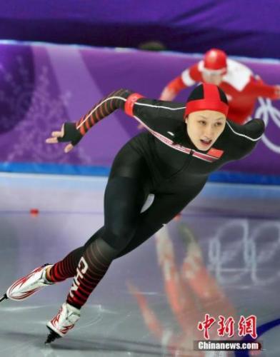 在2月14日晚上刚刚结束的平昌冬奥会速度滑冰女子1000米比赛中,该项目卫冕冠军张虹以1分15秒67的成绩排名第11,这也是三名参赛中国选手的最好成绩。她的队友于静和田芮宁分别以1分16秒361和1分16秒69排在第17和第21。荷兰选手莫瑞斯夺冠,两名日本选手分列二三名。 <a target='_blank' href='http://www.chinanews.com/'>中新社</a>记者 宋吉河 摄