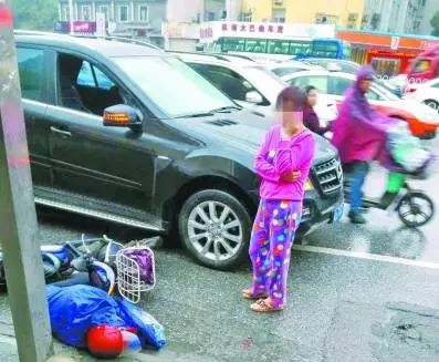 10岁男孩被卷车底,数十路人抬车救人!长沙家长