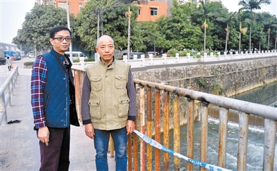 参与救人的好市民张国冕（左）和罗线坤在事发现场讲述当时的情景。