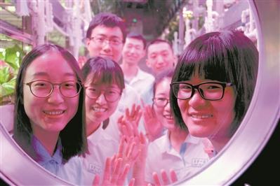 换班当日,两组志愿者在舱内会合。